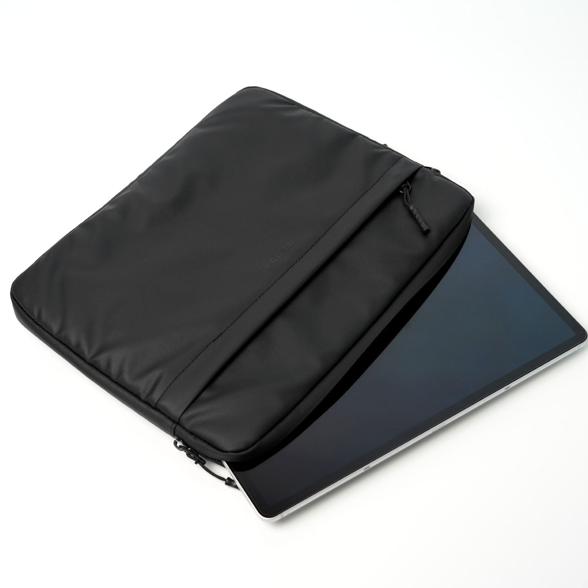 タブレットを入れたタブレットスリーブ
